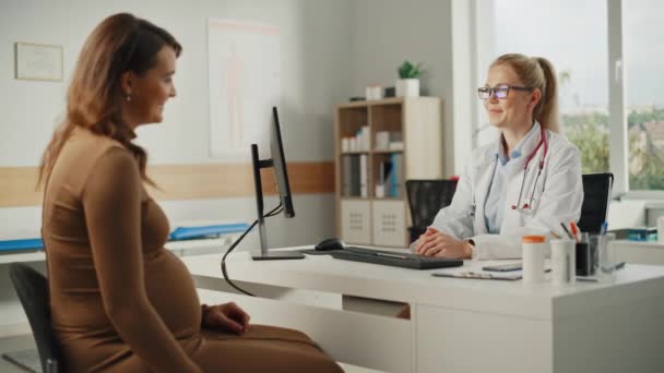 Lekarz rozmawia z pacjentką w ciąży — Wideo stockowe