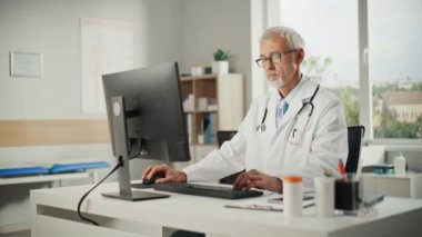 Ofisteki Doktor Masaüstü Bilgisayarı kullanıyor