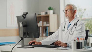 Ofisteki Doktor Video çağrısına cevap veriyor