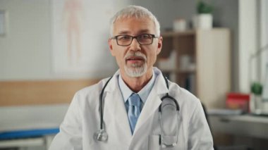 Ofisteki Doktor Video çağrısına cevap veriyor