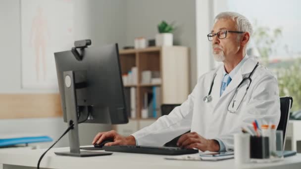 Médecin dans le bureau Répondre à un appel vidéo — Video