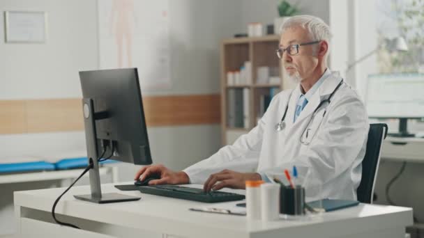 사무실에 있는 의사는 데스크톱 컴퓨터를 사용 한다 — 비디오