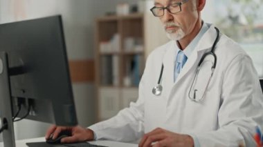 Ofisteki Doktor Masaüstü Bilgisayarı kullanıyor