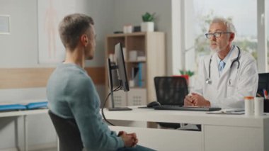 Doktor, Maskeli Erkek Hastayla Konuşuyor