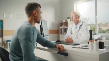 Doktor, Maskeli Erkek Hastayla Konuşuyor