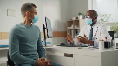 Doktor, Maskeli Erkek Hastayla Konuşuyor