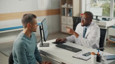 Doktor Erkek Hastayla Konuşuyor