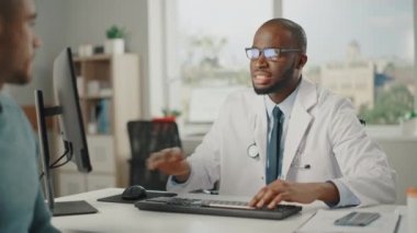 Doktor Erkek Hastayla Konuşuyor