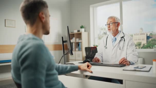 Artsen praten met mannelijke patiënt in gezichtsmasker — Stockvideo