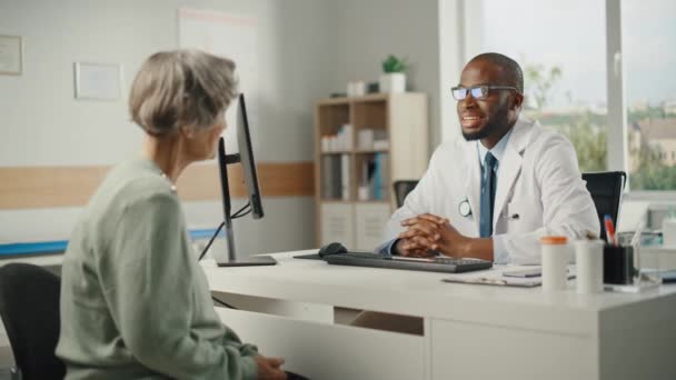 Artsen praten met oudere patiënten — Stockvideo
