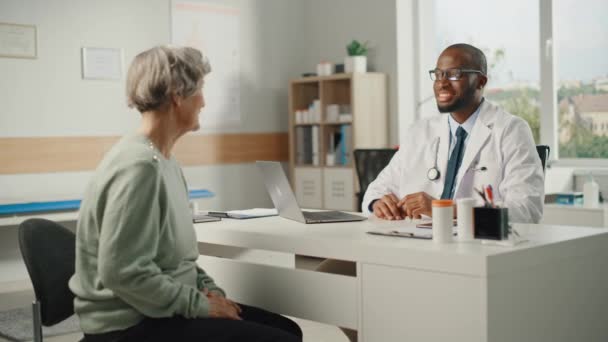 Le médecin parle à un patient âgé — Video