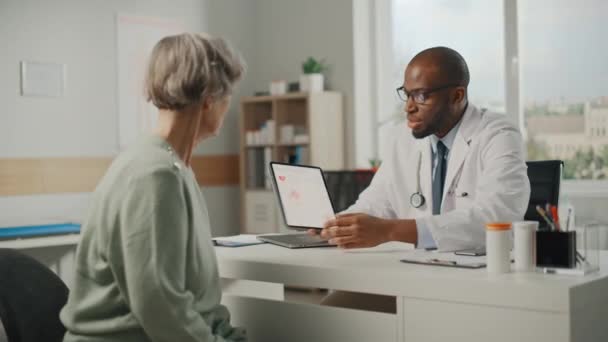 Лікар розмовляє з пацієнтом похилого віку — стокове відео