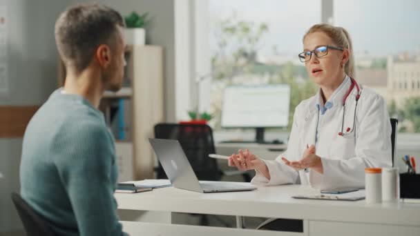 Médico habla con el paciente masculino — Vídeo de stock