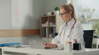 Ofisteki doktor dizüstü bilgisayar kullanıyor