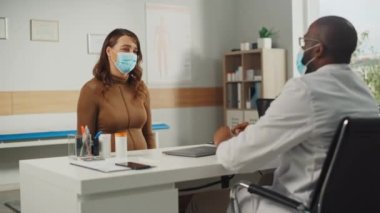 Doktor, Yüzü Maskeli Hamile Hastayla Konuşuyor