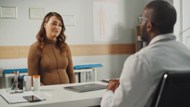Lekarz rozmawia z pacjentką w ciąży — Wideo stockowe