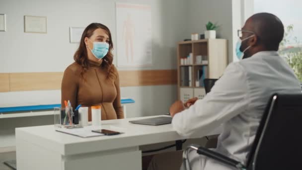 Médico habla con paciente embarazada en mascarilla facial — Vídeo de stock