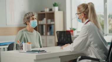 Doktor, Maskeli Yaşlı Hastayla Konuşuyor