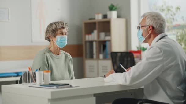 Lékař hovoří se starším pacientem v masce obličeje — Stock video