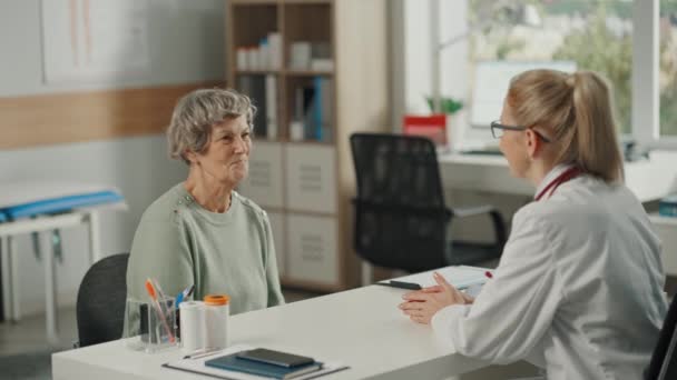 Arzt spricht mit älterem Patienten — Stockvideo