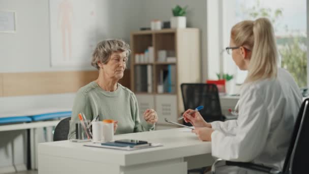 Médico habla con paciente de edad avanzada — Vídeos de Stock