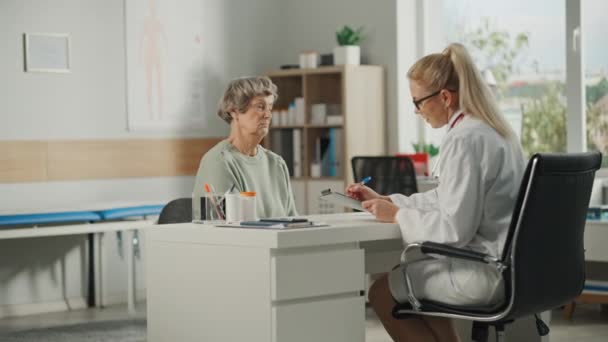 Ο γιατρός μιλάει με ηλικιωμένο ασθενή — Αρχείο Βίντεο