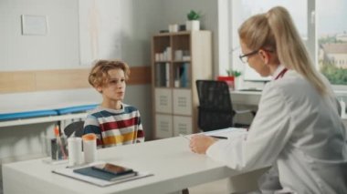 Doktor, hastanede genç bir kızla konuşuyor.