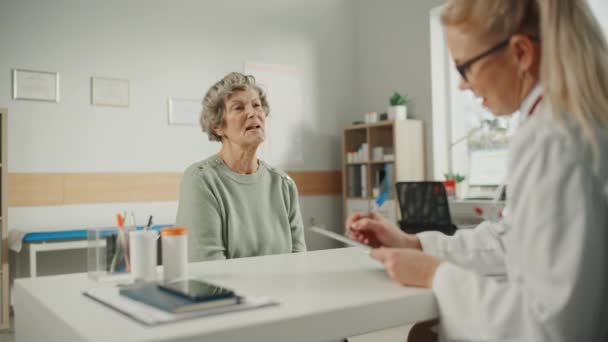 Lékař hovoří se starším pacientem — Stock video