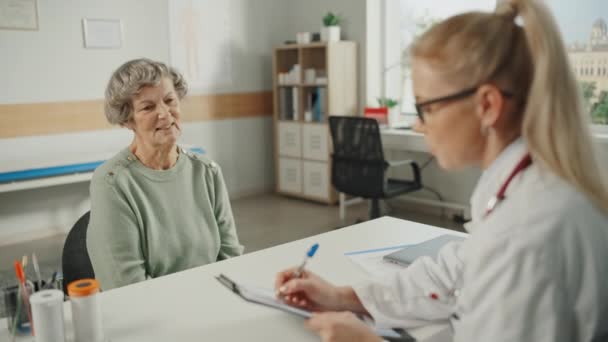Lekarz rozmawia ze starszym pacjentem — Wideo stockowe