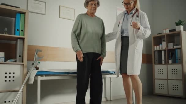 Врач говорит с пожилым пациентом — стоковое видео