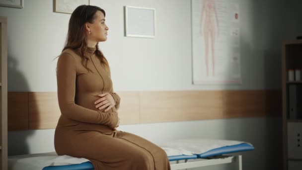 Pacjentka w ciąży czeka na lekarza w szpitalu — Wideo stockowe