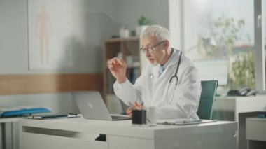 Ofisteki Doktor Video çağrısına cevap veriyor