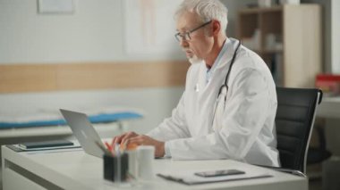 Ofisteki doktor dizüstü bilgisayar kullanıyor