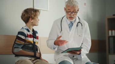 Doktor Kırık Kollu Genç Çocukla Hastanede Konuşuyor