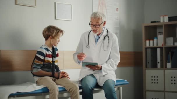 Doctor Talks to Young Boy with Broken Arm in Hospital — Stock Video