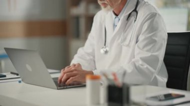 Ofisteki doktor dizüstü bilgisayar kullanıyor