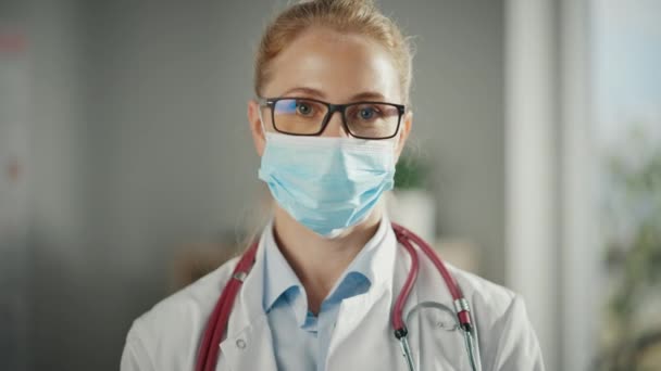 Portrait de Docteur au Bureau en Masque Visage — Video