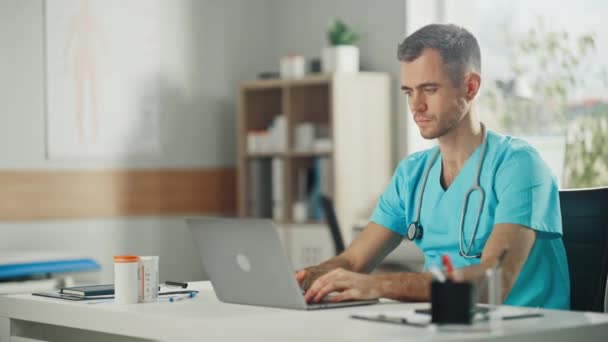 Ο γιατρός στο γραφείο χρησιμοποιεί φορητό υπολογιστή — Αρχείο Βίντεο