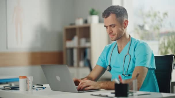 Médecin dans Office utilise ordinateur portable — Video