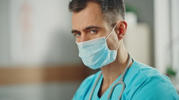 Προσωπογραφία του γιατρού στο γραφείο σε μάσκα προσώπου — Αρχείο Βίντεο