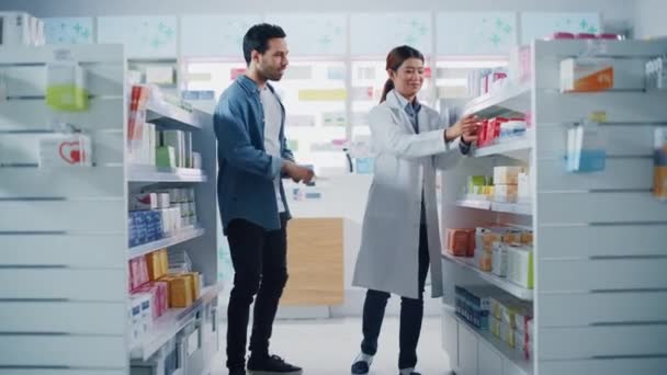 Costumer habla con Farmacéutico en Farmacia — Vídeos de Stock