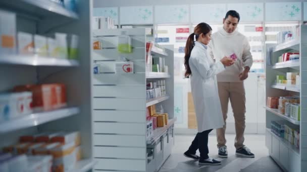 Переговори з фармацевтом в фармації — стокове відео