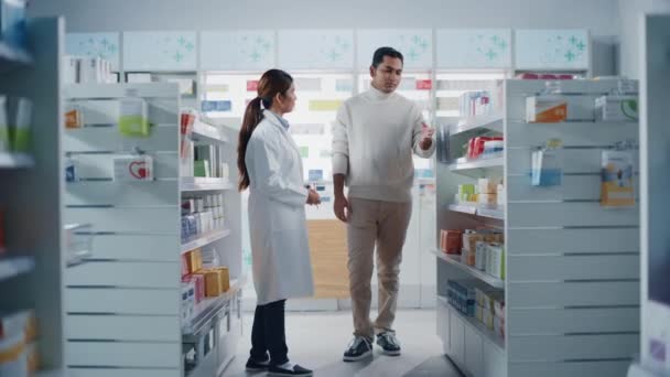 Costumer fala com farmacêutico na farmácia — Vídeo de Stock