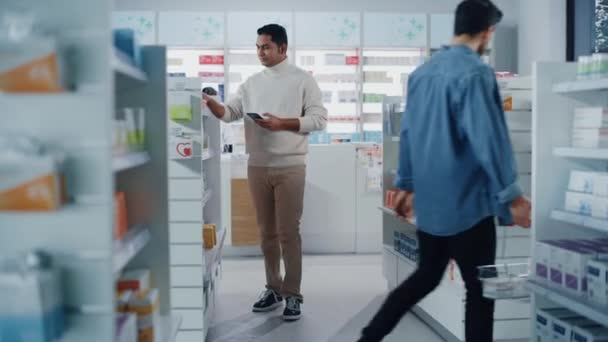 Client indien en Pharmacie — Video