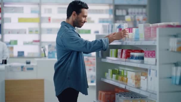 Cliente en Farmacia — Vídeos de Stock