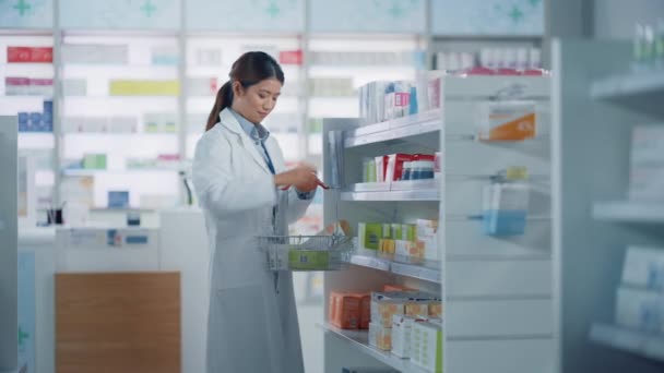 Farmacêutica em Pharmacy — Vídeo de Stock