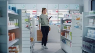 Eczanedeki müşteriler