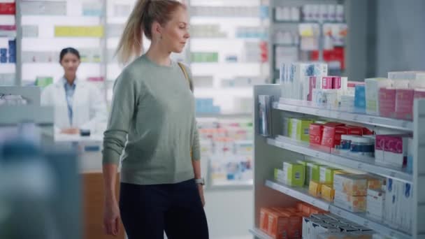 Ženský zákazník ve farmacii — Stock video