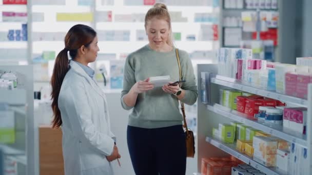 Apotheker en klant in de farmacie — Stockvideo