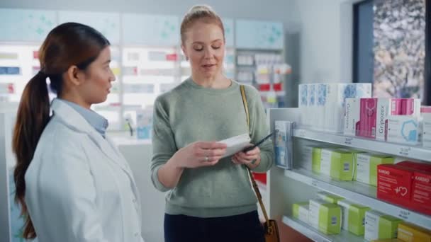 Pharmacien et client en pharmacie8 — Video